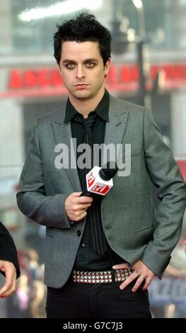 Billie Joe Armstrong von der Punkrock-Gruppe Green Day während ihres Gastauftritts auf MTV's TRL - Total Request Live - Show, in den neuen Studios im Leicester Square im Zentrum von London. Mit 'American Idiot' hat die Gruppe die britische Albumchart an die Spitze gesetzt. Stockfoto