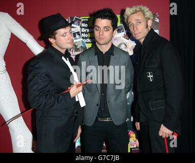 (Von links nach rechts) Tre Cool, Billie Joe Armstrong und Mike Dirnt von der Punkrock-Gruppe Green Day während ihres Gastauftritts bei MTV's TRL - Total Request Live - Show in den neuen Studios am Leicester Square im Zentrum von London. Die Gruppe hat mit 'American Idiot' die britische Albumchart an die Spitze gesetzt. Stockfoto