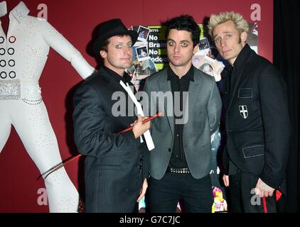 (Von links nach rechts) Tre Cool, Billie Joe Armstrong und Mike Dirnt von der Punkrock-Gruppe Green Day während ihres Gastauftritts bei MTV's TRL - Total Request Live - Show in den neuen Studios am Leicester Square im Zentrum von London. Die Gruppe hat mit 'American Idiot' die britische Albumchart an die Spitze gesetzt. Stockfoto