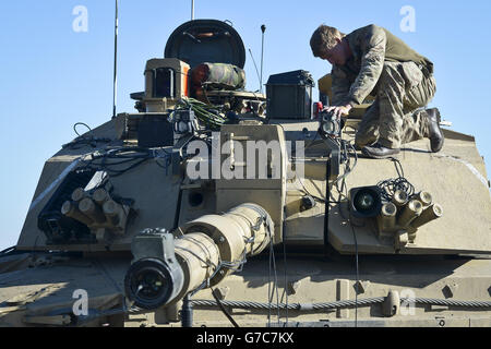 Zuvor unveröffentlichtes Bild vom 21/09/14 von Soldaten von den königlichen Hussaren des Königs, die ein Tactical Engagement System (TES) Ausrüstung an die Kuppel ihres Challenger 2 Panzers anpaßten, während Tausende von Soldaten das weltgrößte Spiel der Laser Quest begonnen haben, während sie an der Übung Prarie Storm am teilnehmen British Army Training Unit Suffield (BATUS) in Calgary, Kanada. Stockfoto