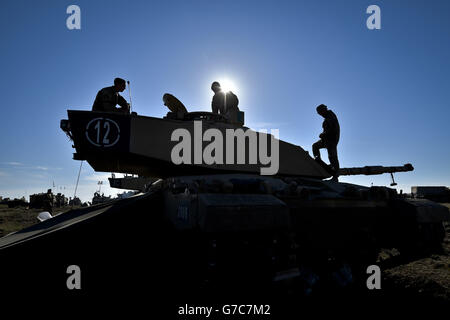 Zuvor unveröffentlichtes Bild vom 19/09/14 von Soldaten, die einen Challenger 2 Panzer mit dem Tactical Engagement System (TES) vorbereiten, als Tausende von Soldaten das weltweit größte Laserquest-Spiel begonnen haben, während sie an der Übung Prarie Storm in der British Army Training Unit Suffield (BATUS) in Calgary, Kanada, teilnehmen. Stockfoto