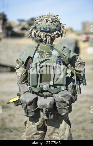 Zuvor unveröffentlichtes Bild vom 19/09/14 eines Soldaten aus 1 Yorks mit einem Tactical Engagement System (TES), als Tausende von Soldaten das weltweit größte Laserquest-Spiel begonnen haben, während sie an der Übung Prarie Storm in der British Army Training Unit Suffield (BATUS) in Calgary, Kanada, teilnehmen. Stockfoto