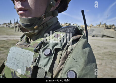 Zuvor unveröffentlichtes Bild vom 19/09/14 der Schultersensoren von TES-Geräten (Tactical Engagement System), die von Militärs getragen werden, als Tausende von Soldaten das weltweit größte Laserquest-Spiel begonnen haben, während sie an der Übung „Prarie Storm“ in der British Army Training Unit Suffield (BATUS) in Calgary teilnehmen, Kanada. Stockfoto