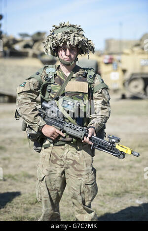 Zuvor unveröffentlichtes Bild vom 19/09/14 eines Soldaten aus 1 Yorks mit einem Tactical Engagement System (TES), als Tausende von Soldaten das weltweit größte Laserquest-Spiel begonnen haben, während sie an der Übung Prarie Storm in der British Army Training Unit Suffield (BATUS) in Suffield, Kanada, teilnehmen. Stockfoto