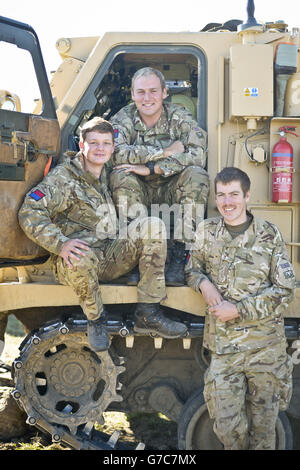 Zuvor unveröffentlichtes Bild vom 19/09/14 von (links nach rechts) Lance Bombardier, Lewis Gray, 21, Lance Bombardier Adam Roberts, 25, Lance Bombardier Josh Blandford, 24, walisische Soldaten der Royal Artillery bei der Übung Prarie Storm bei der British Army Training Unit Suffield (BATUS) in Calgary, Kanada. Stockfoto