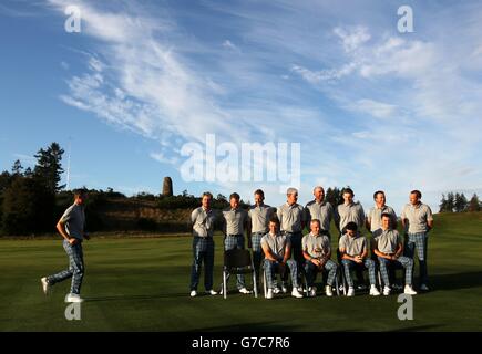 Europas Justin Rose (links) joggt, seinen Platz neben Victor Dubuisson, Jamie Donaldson, Ian Poulter, Henrik Stenson, Thomas Bjorn, Stephen Gallacher, Graeme McDowell und Sergio Garcia (vordere Reihe links-rechts) Lee Westwood, Kapitän Paul McGinley, Rory McIlroy und Martin Kaymer während des Team-Fotoanrufs am ersten Tag des 40. Ryder Cup auf dem Gleneagles Golf Course, Perthshire. Stockfoto