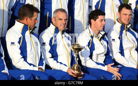 Europas Lee Westwood (links), Kapitän Paul McGinley (Mitte links), Rory McIlroy (Mitte rechts) und Martin Kaymer während des Team-Fotoanrufs am ersten Tag des 40. Ryder Cup auf dem Gleneagles Golf Course, Perthshire. Stockfoto