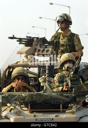 Soldaten des 51 Squadron RAF Regiments, das im RAF Lossiemouth in Schottland stationiert ist, halten ihre Augen offen auf eine frühe Patrouille am Morgen. Das Geschwader ist dafür verantwortlich, den Flughafen Basra vor einem Angriff zu schützen. Stockfoto