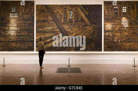 Neben (von links nach rechts) Parsifal 1, Parsifal 3 und Parsifal 2 von Anselm Kiefer steht ein Galerie-Assistent, der Teil einer großen neuen Ausstellung an der Royal Academy of Arts in London ist. Stockfoto