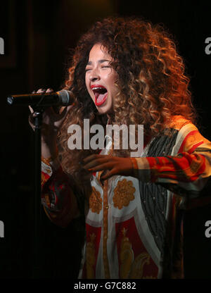 Mobo Awards 2014 Nominierungen - London. Ella Eyre singt bei den Mobo 2014 Awards Nominierungen im Ronnie Scott's Jazz Club im Zentrum von London. Stockfoto