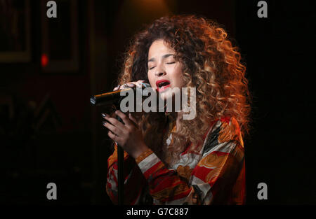 Mobo Awards 2014 Nominierungen - London. Ella Eyre singt bei den Mobo 2014 Awards Nominierungen im Ronnie Scott's Jazz Club im Zentrum von London. Stockfoto