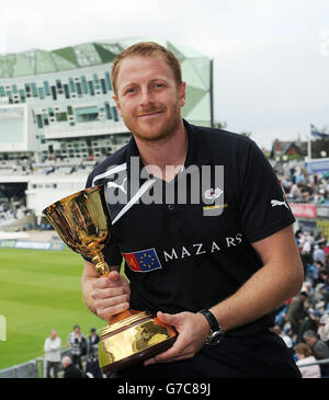 Andrew Gale, Kapitän des Yorkshire Cricket Club, posiert mit der Meisterschaftsprophäe vor einer Frage- und Antwortsitzung mit Fans im Headingley, Leeds. Stockfoto