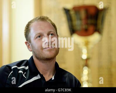 Andrew Gale, Kapitän des Yorkshire Cricket Club, sitzt neben der Meisterschaftspokal, bevor es in Headingley, Leeds, eine Frage- und Antwortsitzung mit Fans gibt. Stockfoto