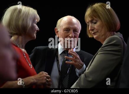 Der ehemalige Labour-Vorsitzende Lord Kinnock und seine Frau Glenys sprechen mit dem stellvertretenden Vorsitzenden der Labour Party Harriet Harman (rechts) während der jährlichen Labour-Konferenz im Manchester Central Convention Complex. Stockfoto