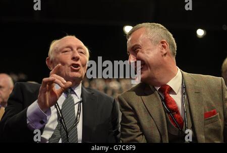 Der ehemalige Labour-Vorsitzende Lord Kinnock und Stephen Tompkinson (rechts) während der jährlichen Arbeitskonferenz im Manchester Central Convention Complex. Stockfoto