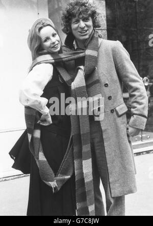 Tom Baker (Dr. Who) und Lalla ward, der seine Assistentin Romana in der beliebten BBC-TV-Serie spielt, haben angekündigt, dass sie irgendwann "zwischen jetzt und Weihnachten" heiraten werden. Stockfoto