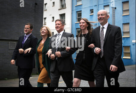 Keith Brown MSP (Mitte) mit Parteimitgliedern (von links nach rechts) Mark McDonald, Linda Fabaini, Keith Brown, Aileen McLead und Stuart Maxwell, nachdem er eine Erklärung abgegeben hatte, die sich für das Amt des stellvertretenden Vorsitzenden der Scottish National Party in der National Poetry Library in Edinburgh vorstellte. Stockfoto