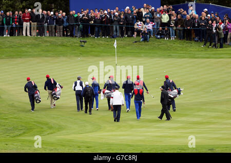 Die amerikanische Gruppe von Rickie Fowler, Phil Mickelson, Keegan Bradley und Jimmy Walker betritt das zehnte Grün, das von Zuschauern während einer Trainingseinheit auf dem Gleneagles Golf Course in Perthshire beobachtet wird. Stockfoto