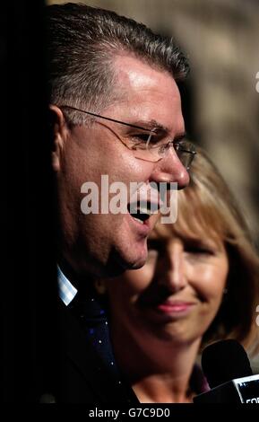 Der neue schottische Gesundheitsminister Andy Kerr und seine stellvertretende Rhona Brankin im Bute House in Edinburgh, Herr Kerr, ersetzten Malcolm Chisholm. Die Ankündigung erfolgte im Rahmen einer großen Neuzusammenstellung, die auch den Job von Frank McAveety beanspruchte, der sein Portfolio für Tourismus, Kultur und Sport verloren hat. Stockfoto