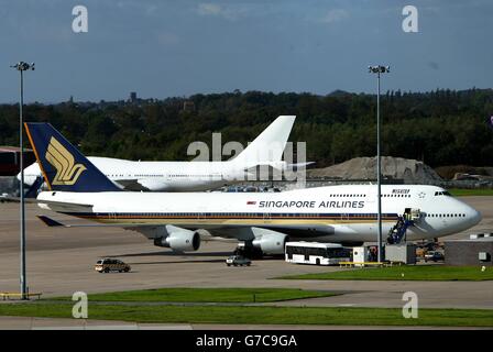 Passagiere steigen am Flughafen Manchester an Bord einer Boeing 747 von Singapore Airlines, nachdem sie nach einer Terrorwarnung auf dem Weg von Frankfurt zum Flughafen JFK in New York umgeleitet wurde. Stockfoto