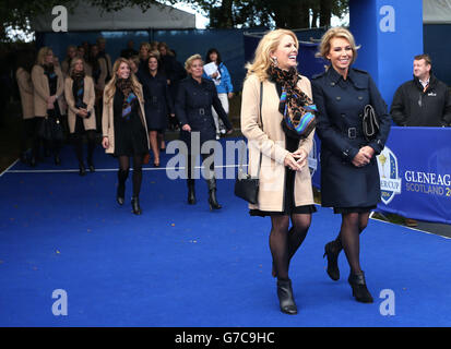 Golf - 40. Ryder Cup - Praxis Tag drei - Gleneagles. Hilary Watson (links) und Allison McGinley kommen zur Eröffnungszeremonie des 40. Ryder Cup auf dem Gleneagles Golf Course, Perthshire. Stockfoto