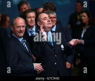 Erster Minister Alex Salmond (rechts) kommt zur Eröffnungszeremonie des 40. Ryder Cup auf dem Gleneagles Golf Course, Perthshire. Stockfoto