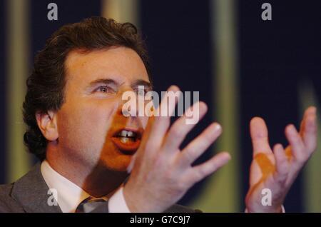 Der Schattenkanzler der konservativen Partei, Oliver Letwin, hält eine Rede während der Konferenz der Konservativen Partei in Bournemouth. Letwin sagte, die Tories wollen spezifische Steuersenkungszusagen anbieten. Stockfoto