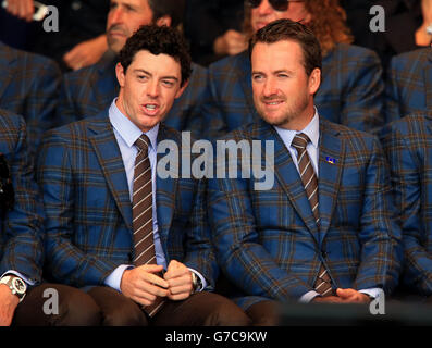 Golf - 40. Ryder Cup - Praxis Tag drei - Gleneagles. Europas Rory McIlroy (links) und Graeme McDowell während der Eröffnungszeremonie auf dem Gleneagles Golf Course, Perthshire. Stockfoto