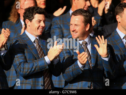 Golf - 40. Ryder Cup - Praxis Tag drei - Gleneagles. Europas Rory McIlroy (links) und Graeme McDowell während der Eröffnungszeremonie auf dem Gleneagles Golf Course, Perthshire. Stockfoto
