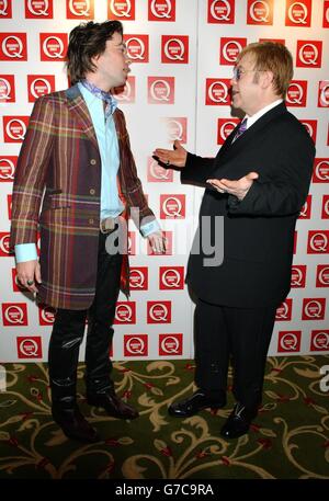 Sänger Sir Elton John (rechts) mit Rufus Wainwright - der mit Elton an seinem Album "Songs from the West Coast" kollaborierte - während der 16. Jährlichen Q Awards im Grosvenor House in Londons Park Lane. Jonathan Ross ist Gastgeber der Musikzeitschrift Awards, die die besten der Branche ehren. Stockfoto