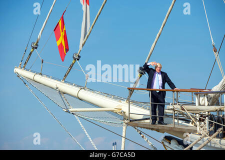 Der Bürgermeister von London, Boris Johnson, grüßt vom Deck des Tall Ship Tenacious, das in Woolwich, im Osten Londons, als Teil des einmonatigen Totally Thames Festivals festgemacht wird. Stockfoto