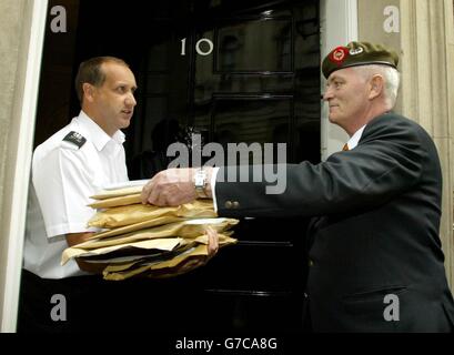 Michael Morgan, 58, aus Preston, Lancs. Ehemaliger Soldat des königlichen Grenzregiments übergibt eine Unterschriftenliste von 30,000 an die Nummer 10 Downing Street. Das historische Regiment ist mit der Axt im Rahmen der aktuellen Pläne zur Umstrukturierung der Verteidigung konfrontiert. Stockfoto