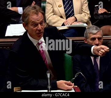 Der britische Premierminister Tony Blair während seiner wöchentlichen Fragestunde im Unterhaus in London. Wir werden darauf hingewiesen, dass Videoaufnahmen nicht später als 48 Stunden nach der Ausstrahlung des Programms von Tageszeitungen verwendet werden dürfen, ohne dass der Urheberrechtsinhaber seine Zustimmung erteilt hat. ALLE FERNSEHER UND INTERNET-AUSGANG. Stockfoto