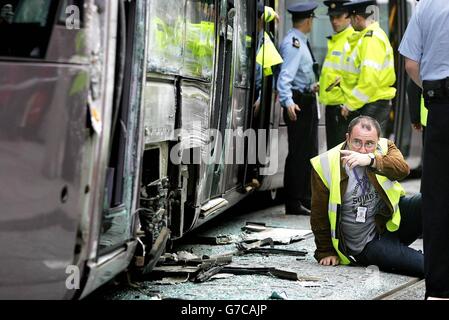 Gardai am Ort des Zusammenstoßes der Luas-Straßenbahnen in St. Stephens Green. Dublins neues Stadtbahnsystem hat heute, als zwei Straßenbahnen zusammenprallen, seinen ersten schweren Unfall im Stadtzentrum erlitten. Zeugen berichteten, gegen 16:05 Uhr einen lauten Unfall gehört zu haben. Eine Luas-Straßenbahn kollidierte mit einer anderen, als sie aus dem Bahnhof auszog. Stockfoto