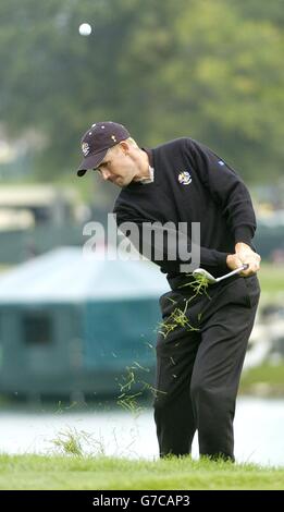 Die Spieler des European Ryder Cup Padraig Harrington springen beim 35. Ryder Cup im Oakland Hills Country Club, Bloomfield Township, Michigan, aus dem Rough auf das 17. Green. Stockfoto