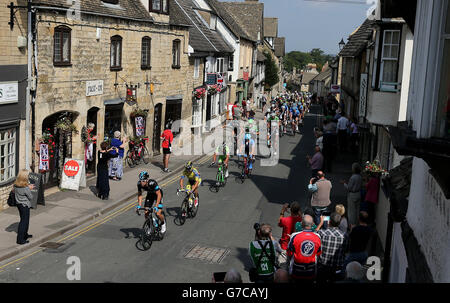 Der Peleton passiert die Stadt Winchcombe in Gloucestershire während der vierten Etappe der Tour of Britain 2014. Stockfoto