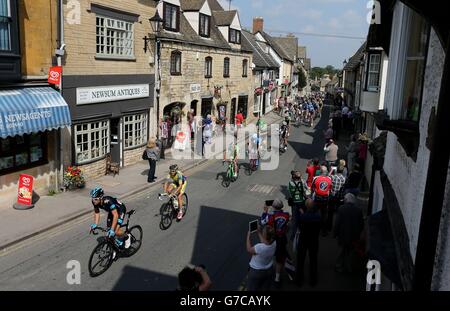 Der Peleton passiert die Stadt Winchcombe in Gloucestershire während der vierten Etappe der Tour of Britain 2014. Stockfoto