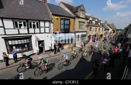 Der Peleton passiert die Stadt Winchcombe in Gloucestershire während der vierten Etappe der Tour of Britain 2014. Stockfoto