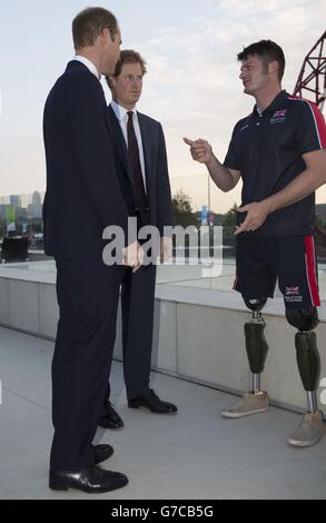 Prinz Harry und der Herzog von Cambridge sprechen mit dem britischen Invictus Games Teamkapitän Dave Henson während eines Business Leaders Employment Meetings, das von der Royal Foundation of the Duke and Duchess of Cambridge und Prince Harry im Queen Elizabeth Olympic Park London im Vorfeld der Eröffnungszeremonie von veranstaltet wird Die Invictus-Spiele. Stockfoto