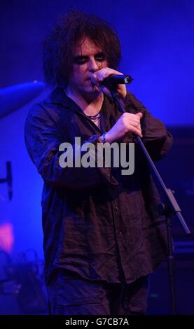 Robert Smith, Leadsänger von The Cure, tritt auf der Bühne als Teil der 'TV Icon of 2004' Hommage an die Band, die Veranstaltung zu Ehren ihrer bedeutenden Beitrag zu Musik, Musikvideo und Popkultur nach einer 25-jährigen Karriere, auf dem Old Billingsgate Market in London statt. Stockfoto