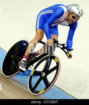 Darren Kenny aus Großbritannien fährt auf seinem Weg zur Goldmedaille im Männer-CP-3/4-Radkilometer-Zeitfahren bei den Paralympischen Spielen in Athen, Griechenland, am Samstag, 18. September 2004. Stockfoto