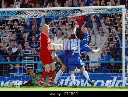 Mark Hudson von Chesterfield Town holt den Ball in das Walsall-Tor während des Coca Cola League One-Spiels in Saltergate, Chesterfield, Samstag, 18. September 2004. KEINE INOFFIZIELLE NUTZUNG DER CLUB-WEBSITE. Stockfoto