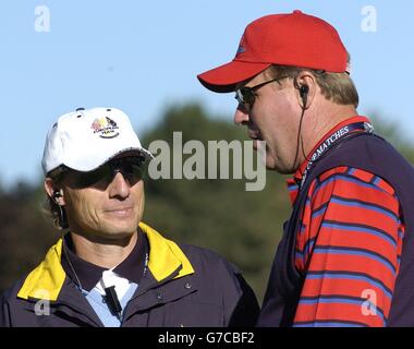 Der Kapitän des European Ryder Cup, Bernhard langer (links), spricht mit dem Kapitän des USA Ryder Cup, Hal Sutton, am zweiten Loch während des 35. Ryder Cup im Oakland Hills Country Club, Bloomfield Township, Michigan, Samstag, 18. September, 2004. Stockfoto