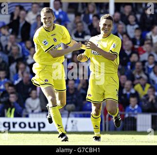 Luke Young von Charlton Athletic feiert das Tor mit Hermann Hreidarsson (links) während ihres Spiels gegen Birmingham City, beim Barclays Premiership Spiel in St Andrews, Birmingham, Samstag, 18. September 2004. Stockfoto