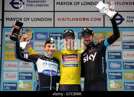 Tour of Britain 2014-Rennsieger Dylan Van Baarle von Garmin-Sharp (Mitte) posiert mit dem zweitplatzierten Michal Kwiatkowski von Omega Pharma-Quickstep (links) und dem dritten Platz Sir Bradley Wiggins vom Team Sky (rechts) nach der 8. Etappe der Tour of Britain 2014 in London. Stockfoto