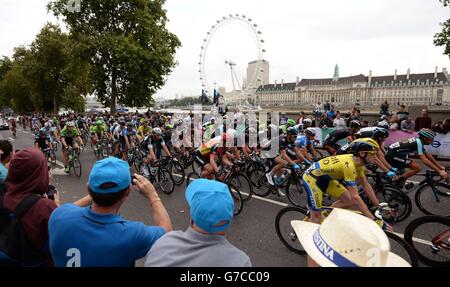 Radfahren - 2014 Tour of Britain - Etappe acht - London. Das Hauptfeld geht auf der letzten Etappe der Tour of Britain 2014 in London am Victoria Embankment entlang, vorbei am London Eye. Stockfoto