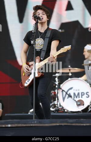 Bradley Simpson von den Vamps tritt auf der Bühne während der Abschlusszeremonie für die Invictus Games auf, im Queen Elizabeth Olympic Park, East London. Stockfoto