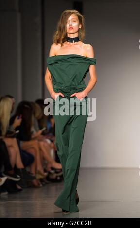 Ein Model auf dem Laufsteg während der Vivienne Westwood Red Label Laufsteg Show im Victoria House im Zentrum von London während der London Fashion Week. Stockfoto