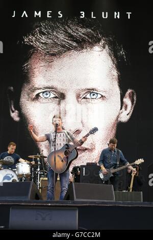 James Blunt tritt während der Abschlussfeier der Invictus Games auf der Bühne im Queen Elizabeth Olympic Park im Osten Londons auf. Stockfoto