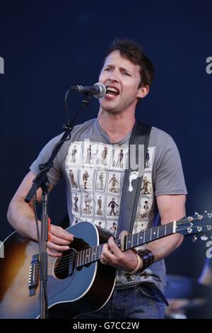 James Blunt tritt während der Abschlussfeier der Invictus Games auf der Bühne im Queen Elizabeth Olympic Park im Osten Londons auf. Stockfoto